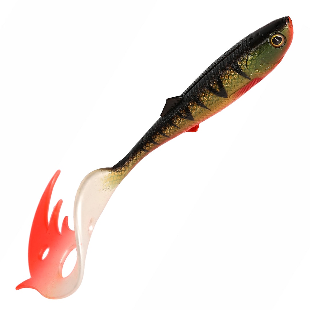 Läs mer om Mikado Sicario Pike Tail 24 cm jigg Bloody Perch