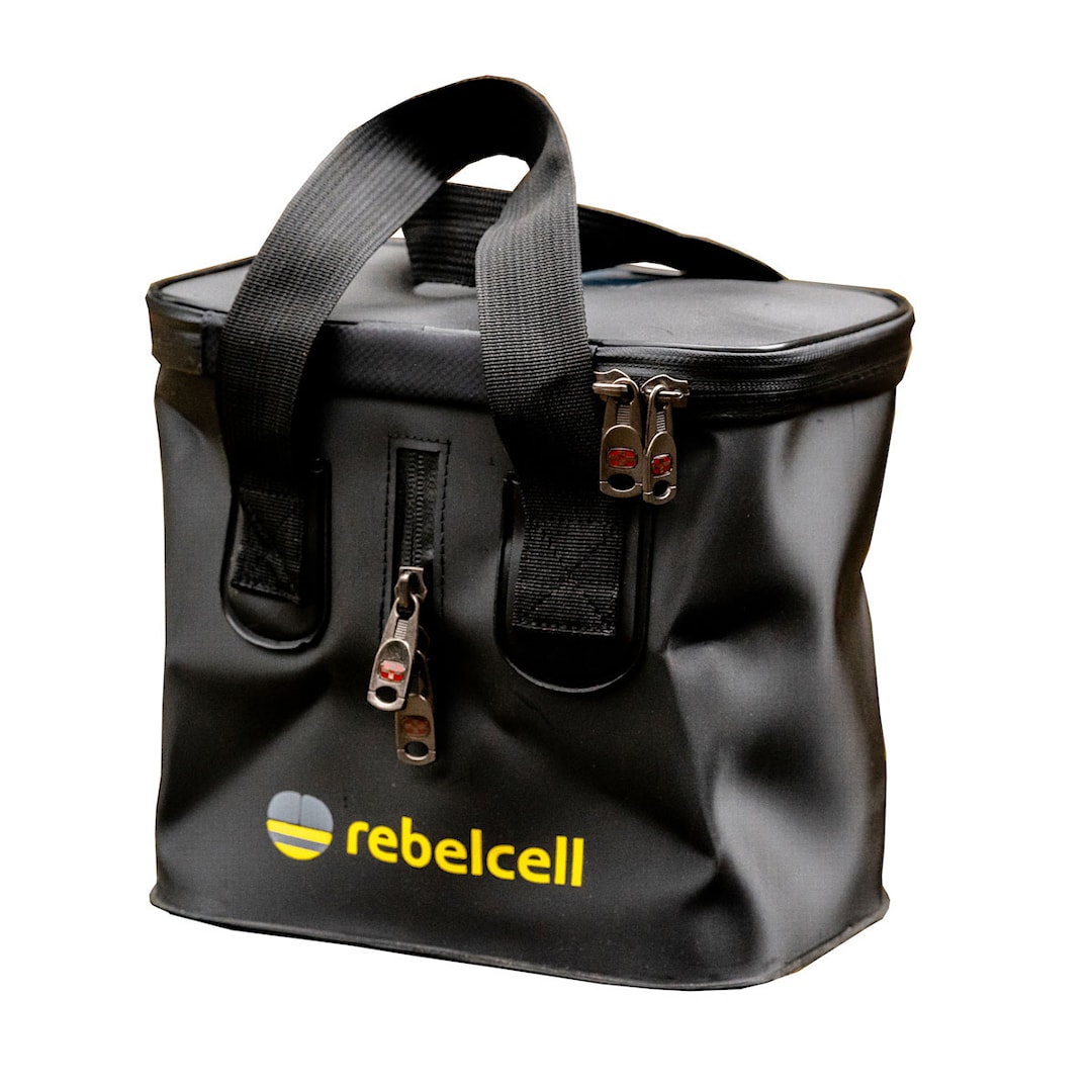 Läs mer om Rebelcell väderbeständig batteriväska storlek L